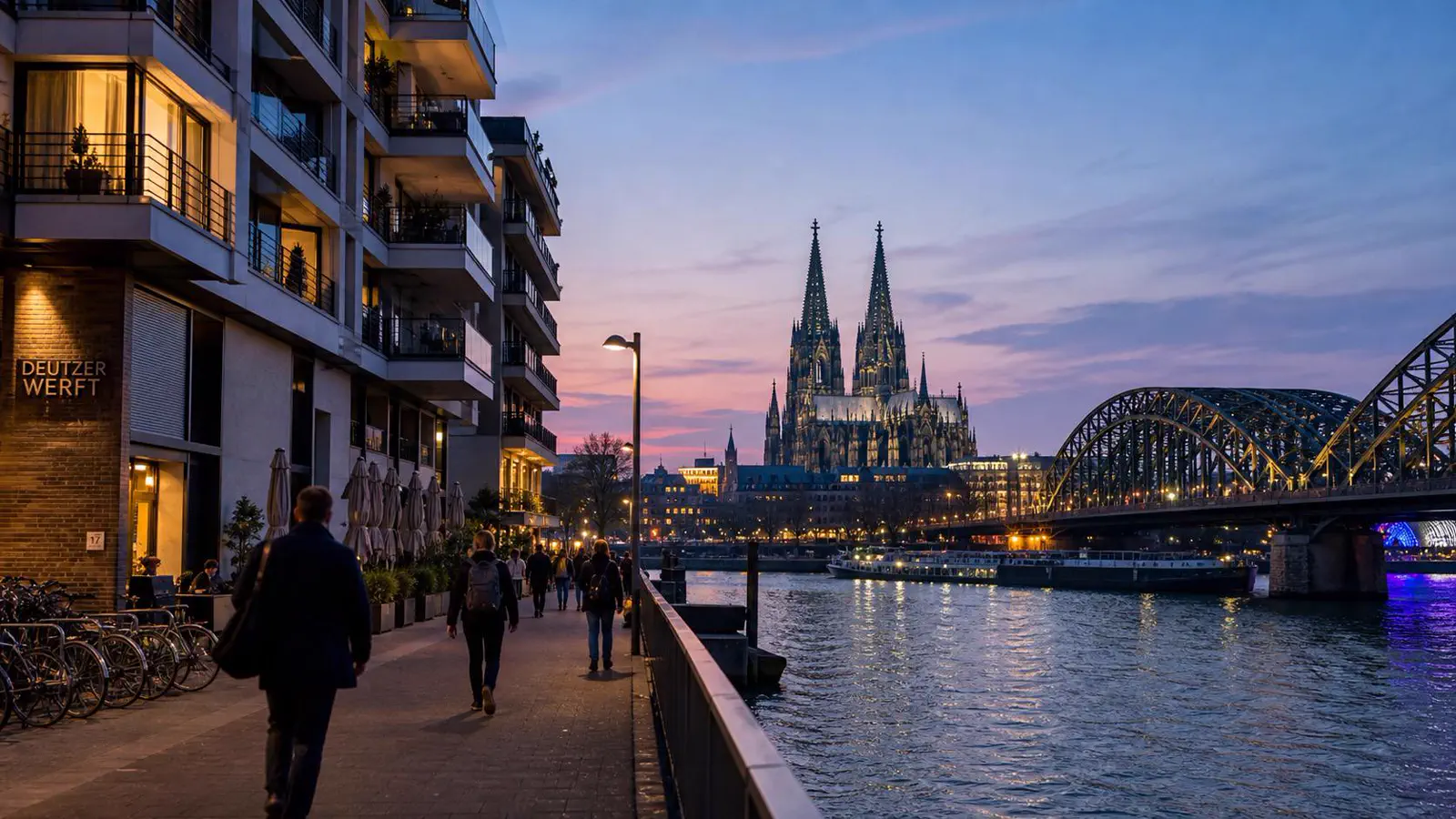 Triangle-Hochhaus und Kennedy-Ufer in Köln-Deutz mit Blick über den Rhein auf den Kölner Dom, moderne Eigentumswohnungen neben Nachkriegs-Wohnsiedlungen