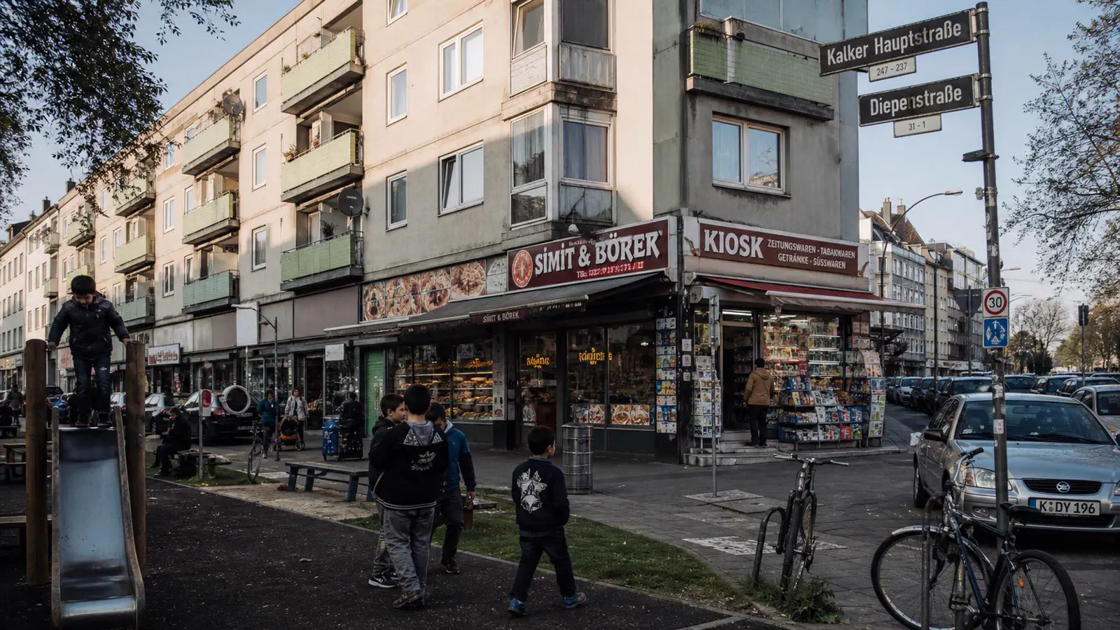 Kalker Hauptstraße in Köln-Kalk mit Gründerzeit-Mietshäusern, Köln-Arcaden im Hintergrund und sichtbaren Spuren der CFK-Industriegeschichte im Stadtbild