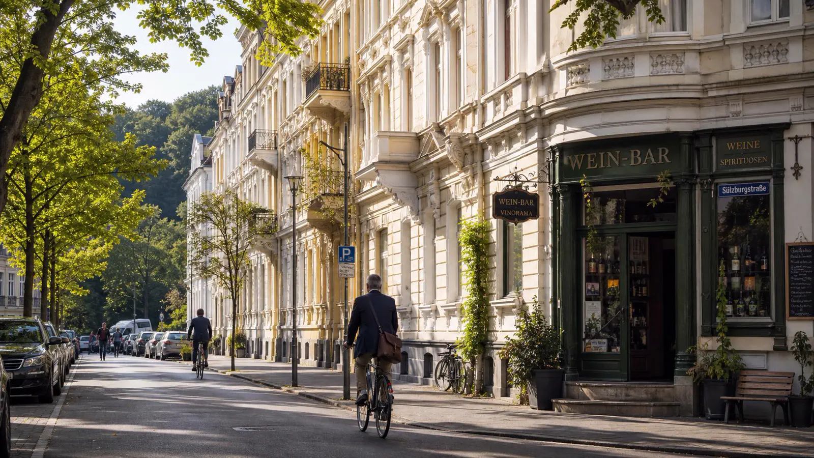 Akademiker-Altbauten an der Berrenrather Straße in Köln-Sülz mit Stuck-Fassaden, hohen Fenstern und Linden-Allee, im Hintergrund die Spitze des Sülzgürtel-Boulevards